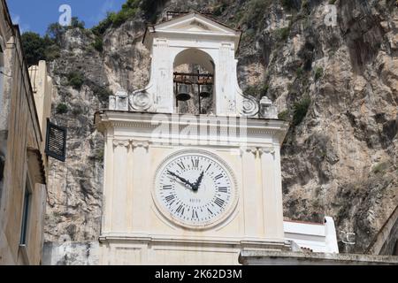 Die Uhr der Kirche von San Salvatore de Birecto in Atrani, Es Stockfoto