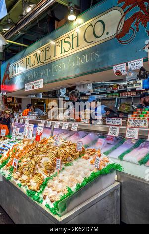 Stand der Pike Place Fish Company auf dem Pike Place Market, Seattle, Washington, USA Stockfoto