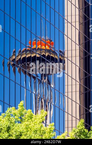 Space Needle spiegelt sich in einem glasigen Gebäude in Seattle, Washington, USA Stockfoto