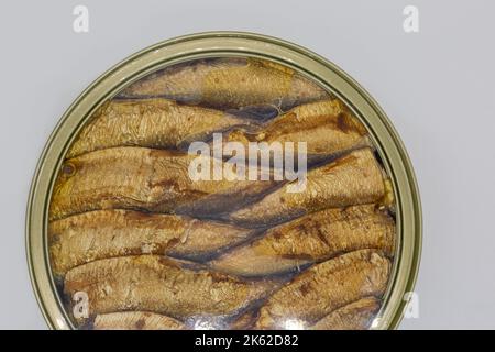 Dose geräucherter Sprossen in Öl Nahaufnahme auf weiß, Ansicht von oben. Stockfoto