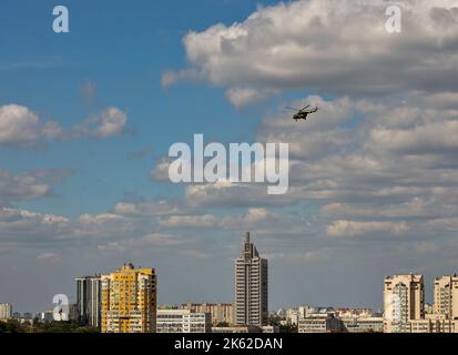 Krieg in der Ukraine. Militärhubschrauber der ukrainischen Luftstreitkräfte am Himmel über Kiew. Stockfoto