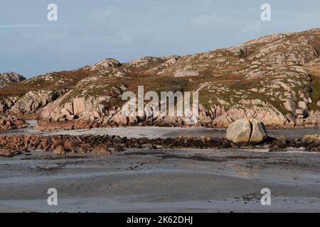 Red Granite Rock Outcrop and Glacial eratic, Fionnphort, Isle of Mull, Schottland. Stockfoto