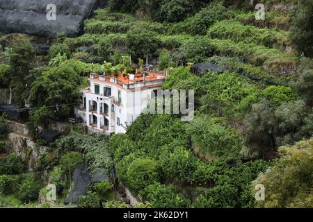 Blick auf die alten Zitronenhaine in Atrani, Italien Stockfoto