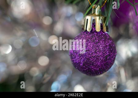 Lila Weihnachtsbaum Ornament auf verschwommenem Hintergrund hängen auf Weihnachtsbaum Stockfoto