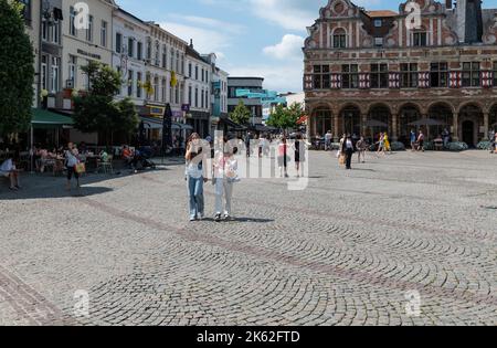 Aalst, Region Ostflandern, Belgien - 07 15 2021 - Menschen im Sommer Kleidung zu Fuß über den alten Marktplatz Stockfoto