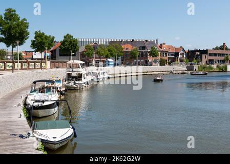 Deinze, Ostflämische Region, Belgien - 07 19 2021 Freizeitschiffe am Ufer des Flusses Lys Stockfoto