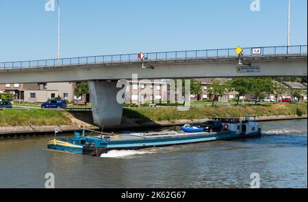 Deinze, Ostflämische Region, Belgien - 07 19 2021 Frachtschiff am Kanal unter einer Brücke Stockfoto