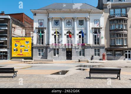 Deinze, Ostflämische Region, Belgien - 07 19 2021 Rathaus und Platz der Gemeinde Stockfoto