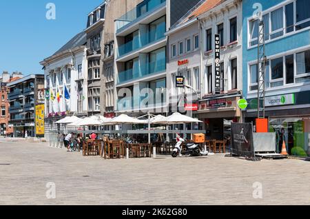 Deinze, Ostflämische Region, Belgien - 07 19 2021 Menschen essen und trinken auf sonnigen Terrassen am Hauptmarkt Stockfoto