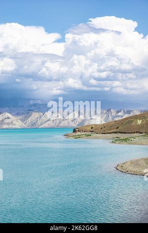 Toktogul Stausee und Blick auf den See in Kirgisistan. Toller Urlaub, entspannen Sie sich in Zentralasien. In Der Nähe Von Bischkek Osch. Schöne Landschaft in Kirgisistan Stockfoto