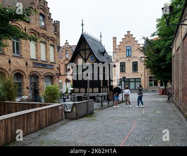 Ieper, Westflandern Region - Belgien - 07 15 2021 der alte Fischmarkt in der Altstadt Stockfoto