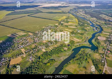 Drohne Luftaufnahme über Sommer Fluss Ros Landschaft, Ukraine. Stockfoto