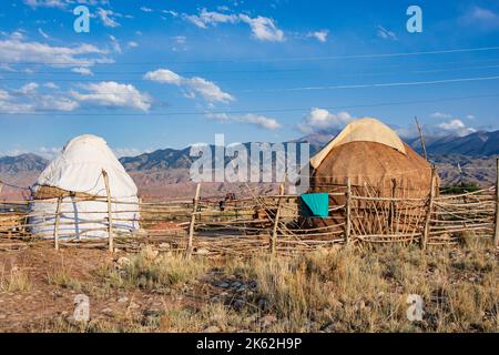 Jurten in Kirgisistan in der Nähe des Issyk-Kul-Sees, des Skaska Canyon, Bokonbajevo und Tong. Schlafen im Jurtenlager, zentralasiatische Landschaft. Urlaub in Zentralasien, Stockfoto