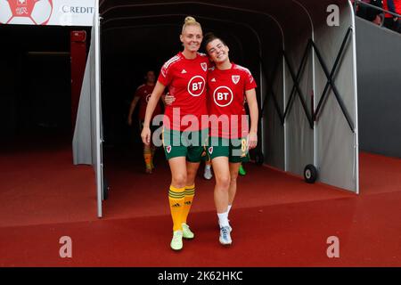 ZÜRICH, SCHWEIZ - 11. OKTOBER 2022: Die walisische Sophie ingle und der walisische Angharad James während des FIFA World Cup Play-off-Spiels gegen die Schweiz im Stadion Letzigrund, Zürich, Schweiz. (Bild von Kunjan Malde/FAW) Quelle: Football Association of Wales/Alamy Live News Stockfoto