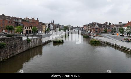 Kortrijk, Westflandern Region - Belgien - 07 10 2021 Ufer des Flusses Ley Stockfoto