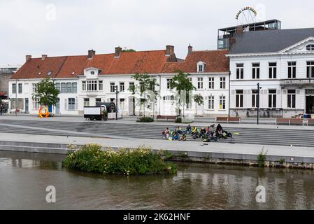 Kortrijk, Westflandern Region - Belgien - 07 10 2021 Ufer des Flusses Ley Stockfoto