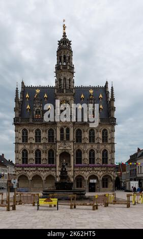 Oudenaarde, Region Ostflandern - Belgien - 07 11 2021 Fassade des gotischen Rathauses Stockfoto