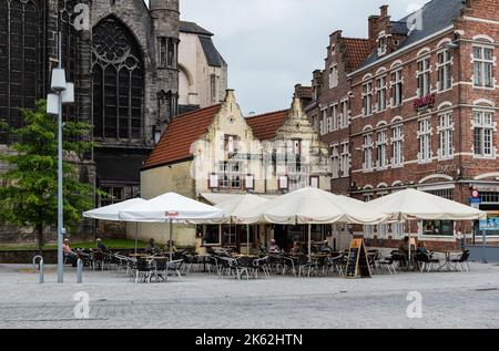 Oudenaarde, Region Ostflandern - Belgien - 07 11 2021 Terrassen am Alten Marktplatz Stockfoto