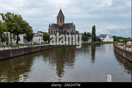 Oudenaarde, Region Ostflandern - Belgien - 07 11 2021 die reflektierende Kirche und andere Wahrzeichen der Altstadt und des Flusses Schelde Stockfoto