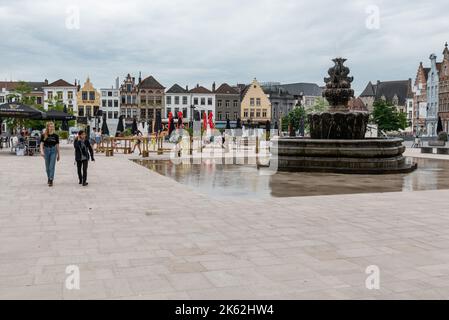 Oudenaarde, Region Ostflandern - Belgien - 07 11 2021 Stadtbild des Alten Marktplatzes Stockfoto