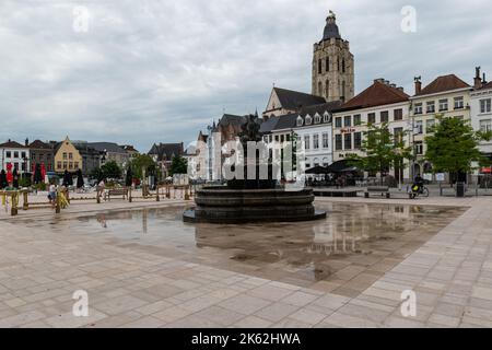 Oudenaarde, Region Ostflandern - Belgien - 07 11 2021 Stadtbild des Alten Marktplatzes Stockfoto