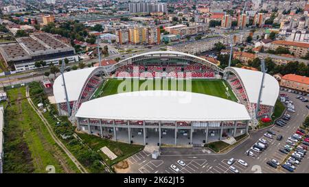 Luftaufnahme des UTA-Stadions in Arad, Rumänien mit einer wunderschönen Stadtlandschaft. Die Fotografie wurde von einer Drohne in einer höheren Höhe mit dem stadi aufgenommen Stockfoto