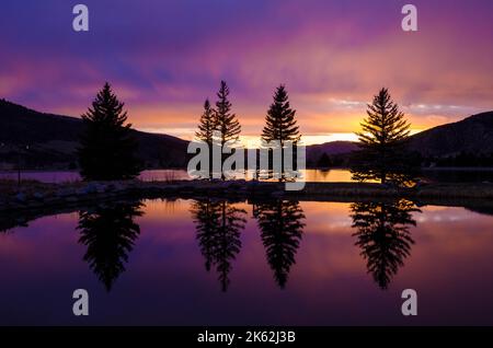 Nottingham Lake bei Sonnenuntergang in Avon, Colorado Stockfoto