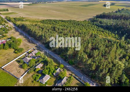 Drohne Luftaufnahme über Sommer Sonnenuntergang landwirtschaftliche Felder Landschaft, Ukraine. Stockfoto