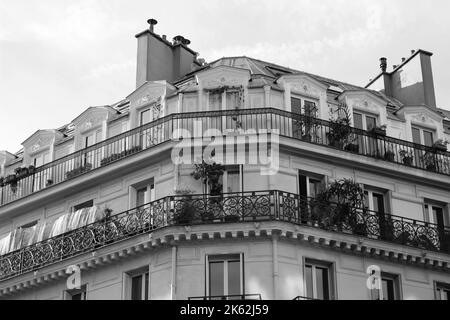 Klassische Pariser Architektur. Gebäudefassade mit Mansard-Dach. Architekturdesign. Stockfoto