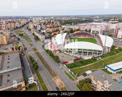 Luftaufnahme des Stadions in Arad, Rumänien mit einer wunderschönen Stadtlandschaft. Die Fotografie wurde von einer Drohne in einer höheren Höhe aufgenommen Stockfoto