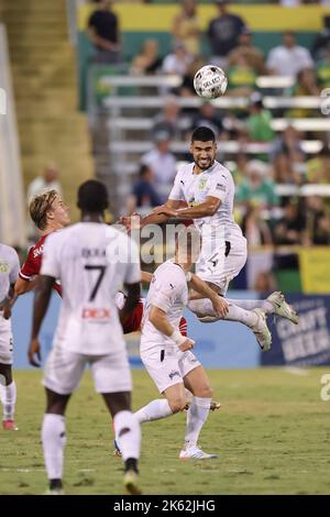 St. Petersburg, FL: Tampa Bay Rowdies-Verteidiger Santi Castaneda (24) führt den Ball während eines USL-Fußballspiels gegen Loudon an, Samstag, 8. Oktober 2022, Stockfoto