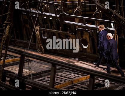2022-10-11 16:42:35 STOCKHOLM - König Willem Alexander und König Carl XVI Gustaf sehen die Vasa im Vasa Museum während ihres dreitägigen Staatsbesuchs nach Schweden. Die Vasa ist ein Kriegsschiff, entworfen und gebaut unter der Leitung eines holländischen Schiffsbauers, das 1628 auf seiner Jungfernfahrt kenterte und sank. Nachdem sie 333 Jahre lang auf dem Meeresgrund gelegen hatte, wurde sie gerettet, restauriert und ausgestellt. ANP REMKO DE WAAL niederlande Out - belgien Out Stockfoto