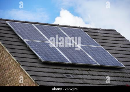 Haus mit Sonnenkollektoren auf dem Dach Stockfoto