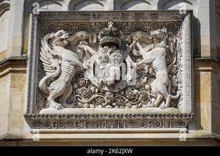 Geschnitzte Tafel mit dem Wappen von König Heinrich VIII auf dem Tudor Great Gatehouse, Hampton Court Palace, Richmond, London, England Großbritannien Stockfoto