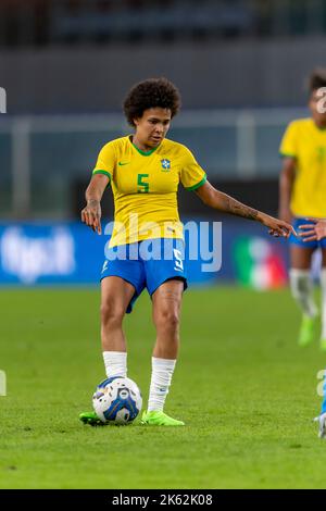 Genua, Italien. 10.. Oktober 2022. Yaya Vitoria Ferreira Silva (Brasilianer) während des FIFA-Qualifikationsrunden-Freundschaftsspiels „Frauen WM 2023“ zwischen dem Spiel zwischen Italien Frauen 0-1 Brasilianer Frauen im Luigi Ferraris Stadion am 10. Oktober 2022 in Genua, Italien. Kredit: Maurizio Borsari/AFLO/Alamy Live Nachrichten Gutschrift: Aflo Co. Ltd./Alamy Live Nachrichten Stockfoto