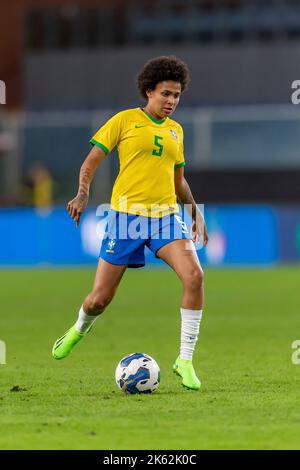 Genua, Italien. 10.. Oktober 2022. Yaya Vitoria Ferreira Silva (Brasilianer) während des FIFA-Qualifikationsrunden-Freundschaftsspiels „Frauen WM 2023“ zwischen dem Spiel zwischen Italien Frauen 0-1 Brasilianer Frauen im Luigi Ferraris Stadion am 10. Oktober 2022 in Genua, Italien. Kredit: Maurizio Borsari/AFLO/Alamy Live Nachrichten Gutschrift: Aflo Co. Ltd./Alamy Live Nachrichten Stockfoto