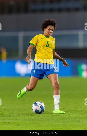 Genua, Italien. 10.. Oktober 2022. Yaya Vitoria Ferreira Silva (Brasilianer) während des FIFA-Qualifikationsrunden-Freundschaftsspiels „Frauen WM 2023“ zwischen dem Spiel zwischen Italien Frauen 0-1 Brasilianer Frauen im Luigi Ferraris Stadion am 10. Oktober 2022 in Genua, Italien. Kredit: Maurizio Borsari/AFLO/Alamy Live Nachrichten Gutschrift: Aflo Co. Ltd./Alamy Live Nachrichten Stockfoto