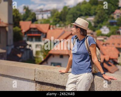 Wir hatten einen tollen Urlaub in der Schweiz, Bern. Dame, die Touristenattraktionen und Sehenswürdigkeiten besucht. Frau auf der Spitze der Stadtlandschaft Blick auf die Altstadt von Bern Stockfoto