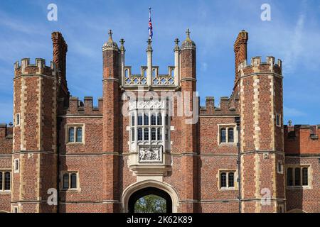 Das Tudor Great Gatehouse im Hampton Court Palace, vom Base Court aus gesehen, Richmond upon Thames, London, England Großbritannien Stockfoto