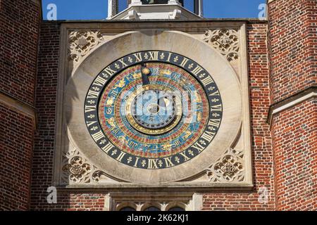 Astronomische Uhr im Anne Boleyn's Gatehouse im Hampton Court Palace, Richmond upon Thames, London, England Großbritannien Stockfoto