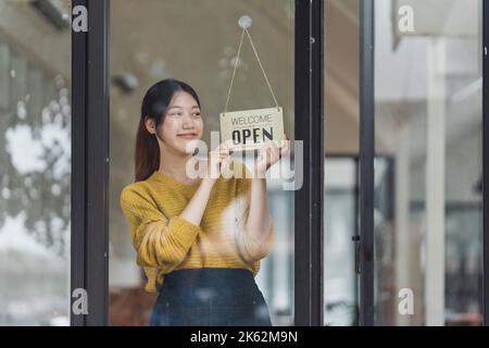 Portrait des Startup erfolgreicher Kleinunternehmerbesitzer im Coffee Shop. KMU Unternehmer Verkäufer Geschäftskonzept Stockfoto