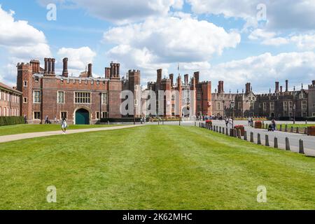 Haupteingang zum Hampton Court Palace, Tudor Great Gatehouse, Richmond upon Thames, London, England Großbritannien Stockfoto