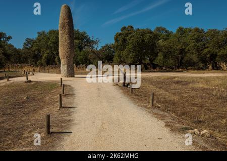 Der Menhir von Meada ist ein einstehender Stein in der Nähe von Castelo de Vide in Portugal. Stockfoto