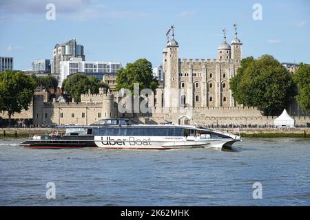 Thames Clipper, Uber Boat vorbei am Tower of London auf der Themse, London England Vereinigtes Königreich Stockfoto