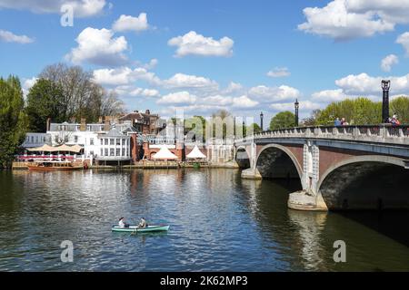 Hampton Court Bridge an der Themse in London, England Großbritannien Stockfoto