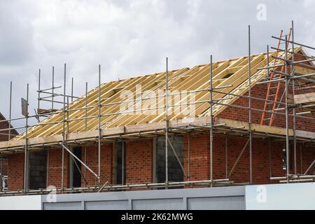 Neue Dachkonstruktion am Wohnungsbau, Holzstruktur eines neuen Gebäudes, London England, Großbritannien Stockfoto