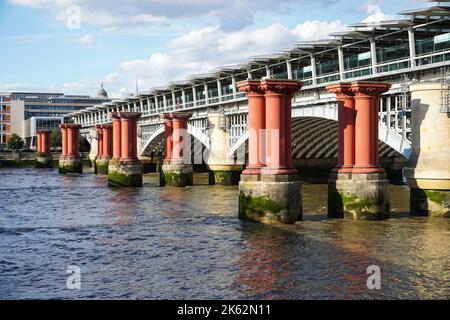 Überreste der alten Blackfriars Railway Bridge mit einem Blackfriars Wolkenkratzer im Hintergrund, London England Großbritannien Stockfoto