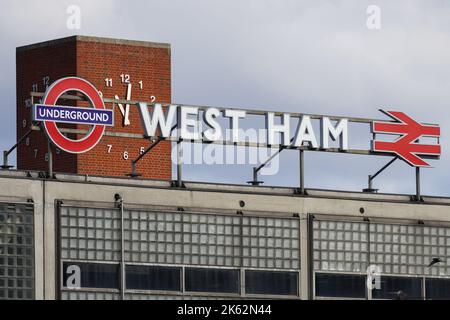 West Ham U-Bahn, U-Bahn, Bahnhof, Wegweiser London England Vereinigtes Königreich Stockfoto