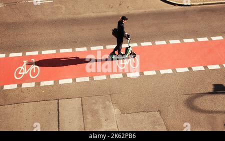 Berlin, Deutschland. 06. Oktober 2022. 06.10.2022, Berlin. Ein junger Mann fährt mit einem Bolt E-Scooter auf einem Radweg in Steglitz. Quelle: Wolfram Steinberg/dpa Quelle: Wolfram Steinberg/dpa/Alamy Live News Stockfoto