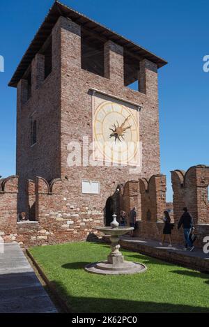 Mittelalterlicher Uhrenturm, Blick im Sommer auf eine mittelalterliche Uhr, die auf einem Turm in der Südwestwand der Festung Castelvecchio aus dem 14.. Jahrhundert in Verona steht Stockfoto